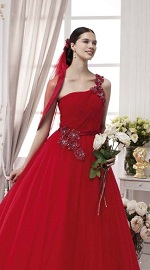Красное платье с цветами