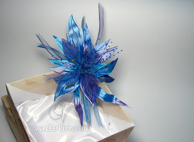 Фантазийный голубой цветок